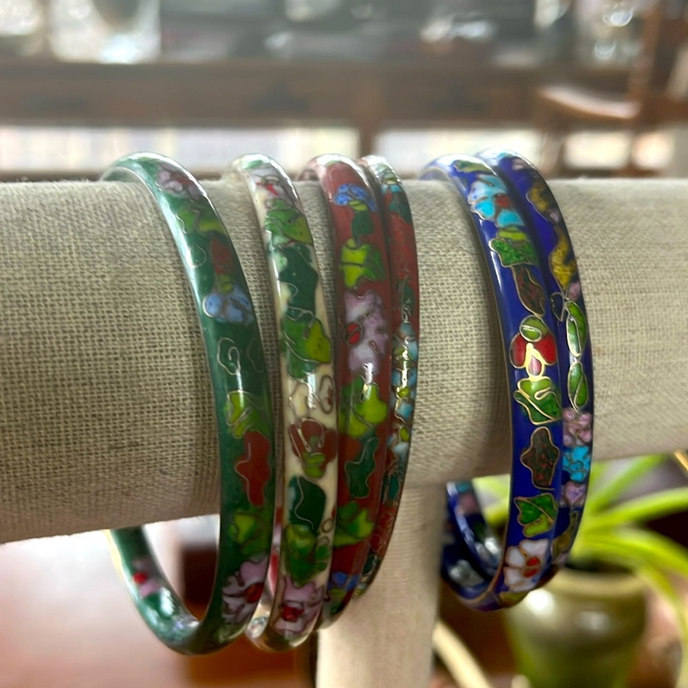 VINTAGE CLOISONNÉ BANGLES
Sold separately